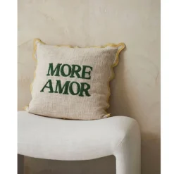 Housse de coussin brodé " More Amor"' en coton écru et vert 45x45cm - Lumi